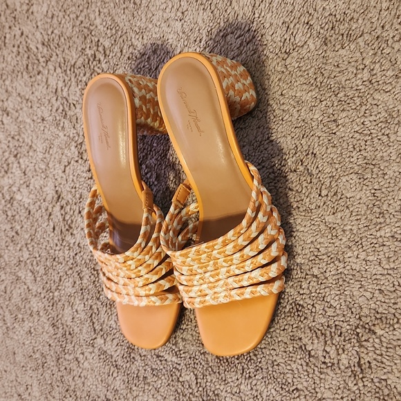 Universal Thread Sandals - Picture 2 of 4